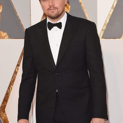 Leonardo DiCaprio en la alfombra roja de los Premios Oscar 2016