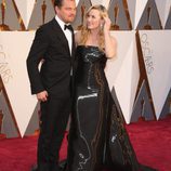 Kate Winslet observa de forma cariñosa a Leonardo DiCaprio en la alfombra roja de los Premios Oscar 2016