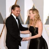 Kate Winslet bromea Leonardo DiCaprio en la alfombra roja de los Premios Oscar 2016