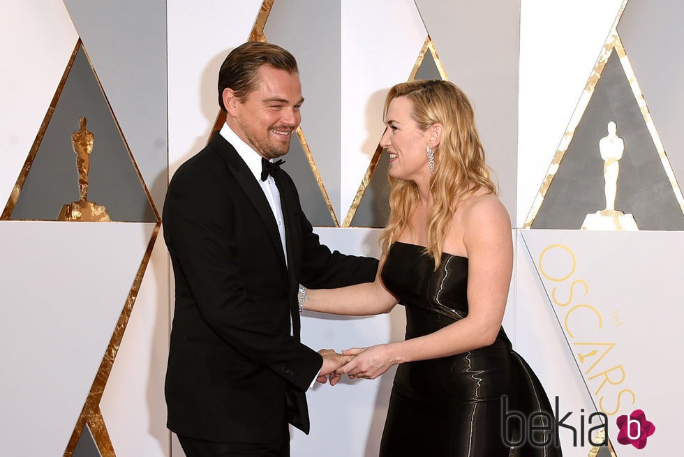 Kate Winslet bromea Leonardo DiCaprio en la alfombra roja de los Premios Oscar 2016