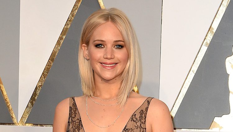 Jennifer Lawrence en la alfombra roja de los Premios Oscar 2016