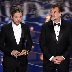 Ryan Gosling y Russell Crowe dando un estatuilla gala de los Premios Oscar 2016