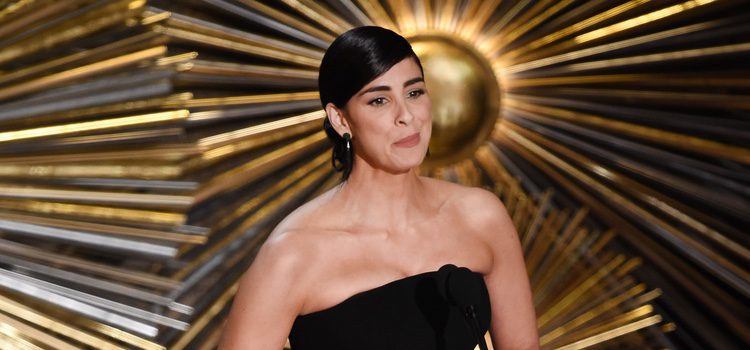 Sarah Silverman presentando a Sam Smith en la gala de los Premios Oscar 2016