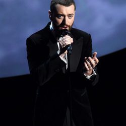 Sam Smith durante su actuación en la gala de los Premios Oscar 2016