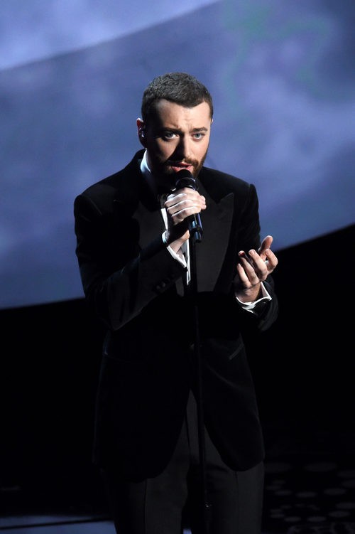 Sam Smith durante su actuación en la gala de los Premios Oscar 2016