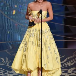 Alicia Vikander recogiendo su Oscar 2016 a Mejor actriz de reparto