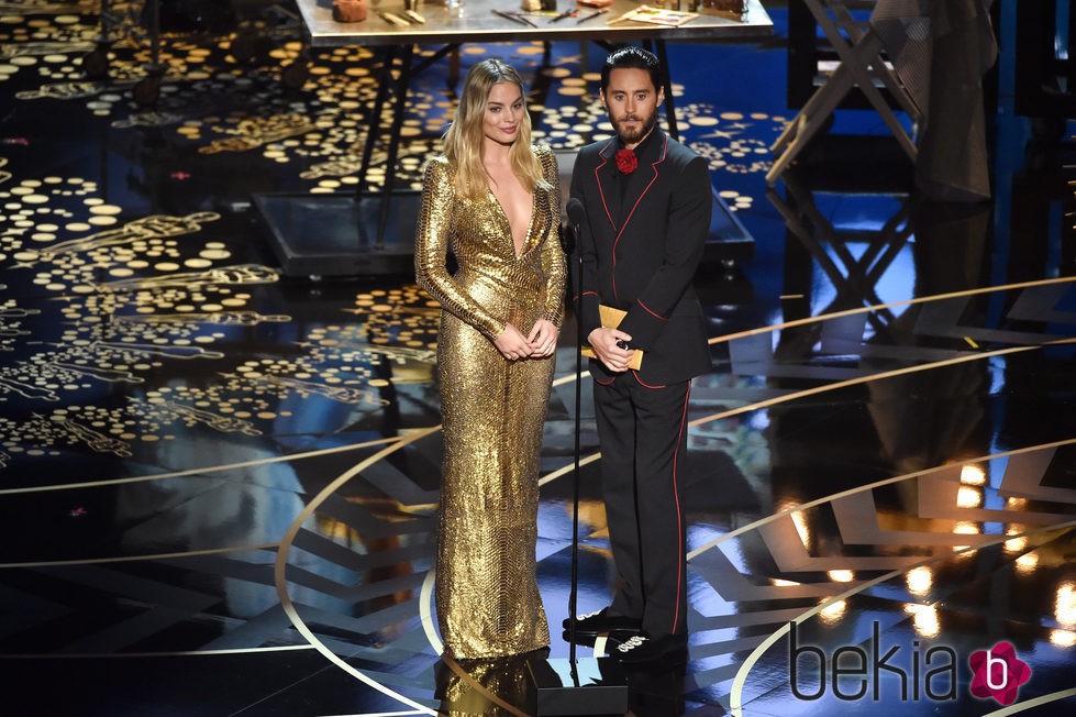 Margot Robbie y Jared Leto en la gala de los Premios Oscar 2016