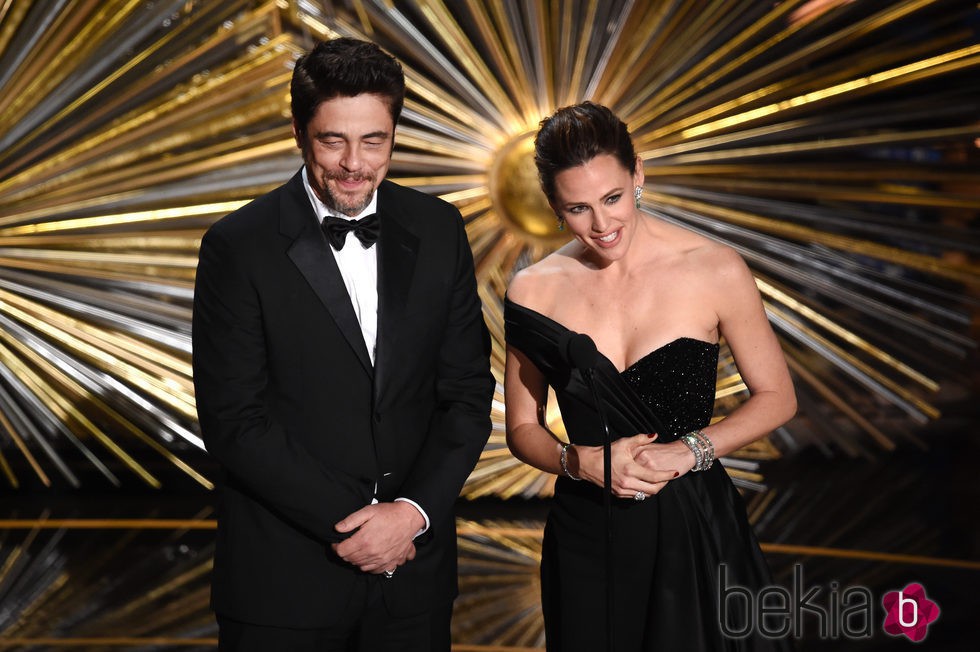 Benicio del Toro y Jennifer Garner en la gala de los Premios Oscar 2016