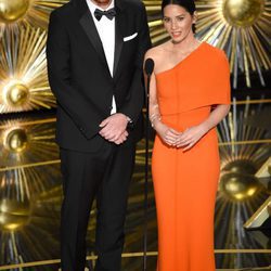 Jason Segel y Olivia Munn dando un estatuilla gala de los Premios Oscar 2016