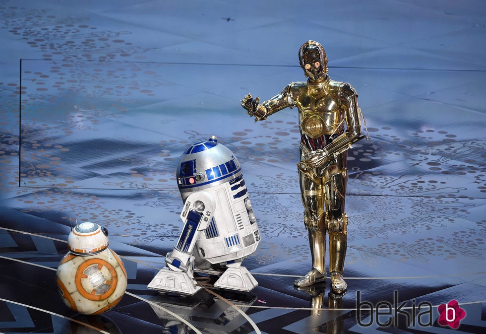 R2-D2, C-3PO, BB-8 en la gala de los Premios Oscar 2016