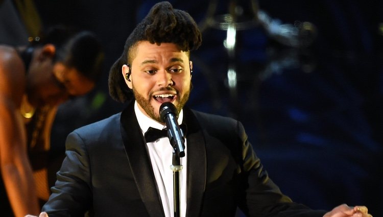 The Weeknd durante su actuación en la gala de los Premios Oscar 2016