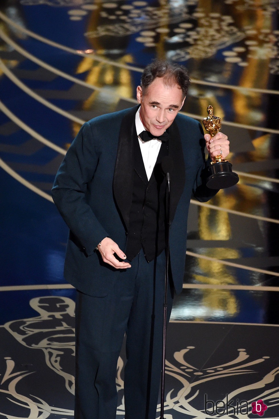 Mark Rylance recogiendo el premio a Mejor actor de reparto en los Oscar 2016