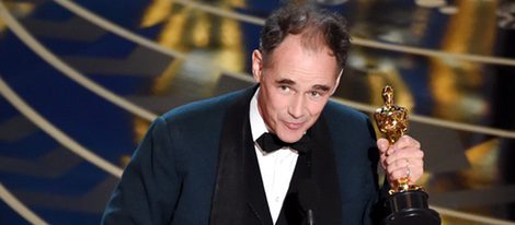 Mark Rylance recogiendo el premio a Mejor actor de reparto en los Oscar 2016