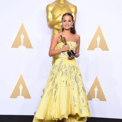 Alicia Vikander posando con su Oscar 2016 a Mejor Actriz de Reparto