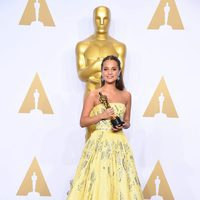 Alicia Vikander posando con su Oscar 2016 a Mejor Actriz de Reparto