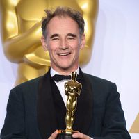 Mark Rylance posando con su Oscar 2016 a Mejor Actor de Reparto