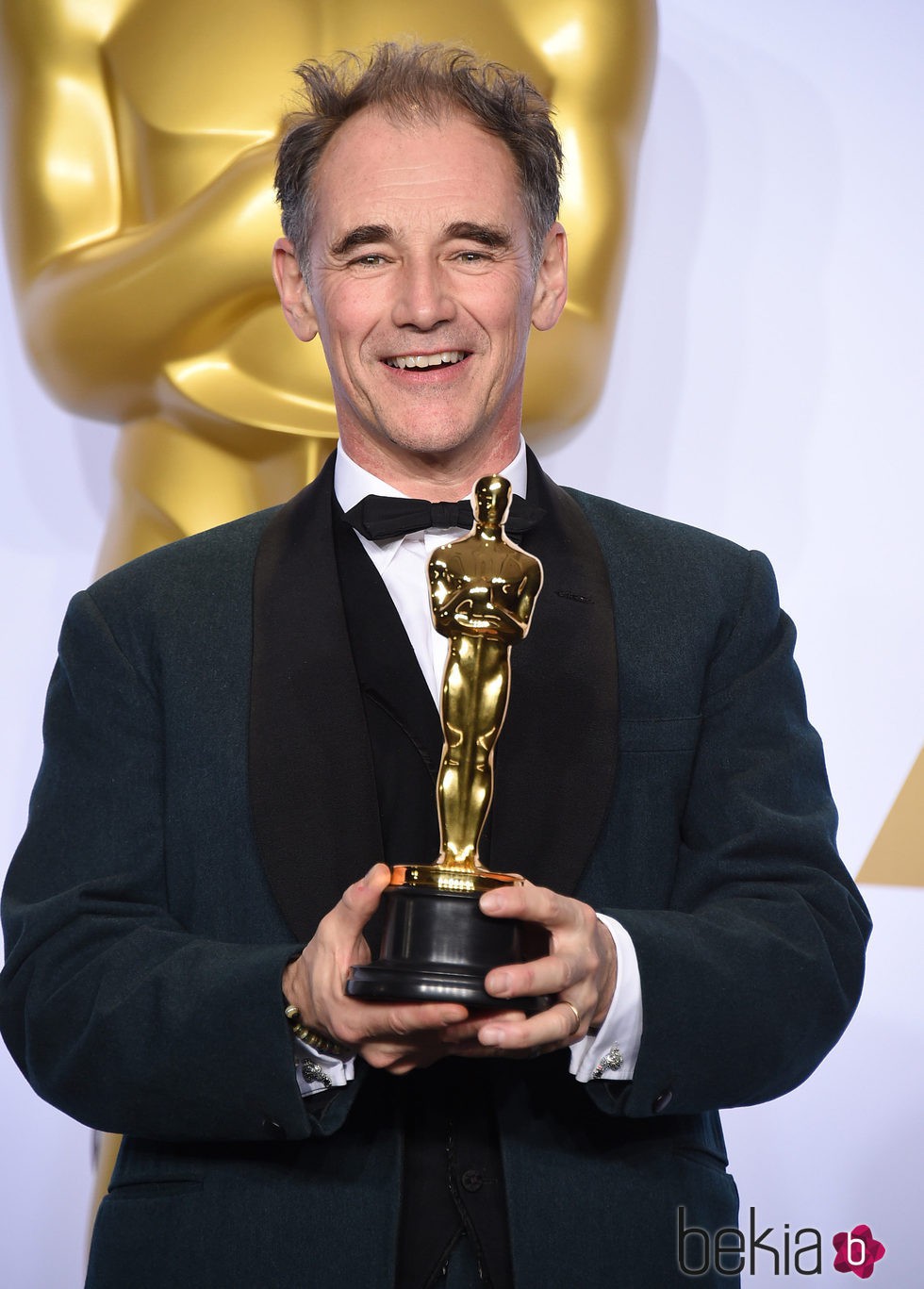 Mark Rylance posando con su Oscar 2016 a Mejor Actor de Reparto