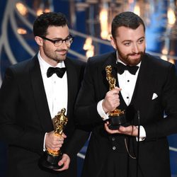 Jimmy Napes y Sam Smith recogiendo su estatuilla de los Premios Oscar 2016