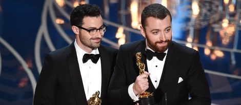 Jimmy Napes y Sam Smith recogiendo su estatuilla de los Premios Oscar 2016