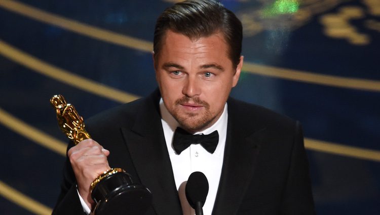 Leonardo DiCaprio recogiendo su Oscar 2016 a Mejor Actor