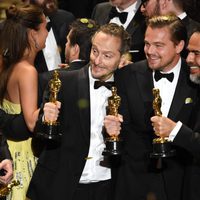 Leonardo DiCaprio, Alejandro Iñárritu y  Emmanuel Lubezki posando juntos con sus Oscar 2016 por 'El Renacido'