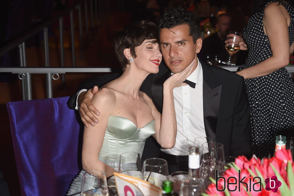 Paz Vega y Orson Salazar en actitud muy cariñosa en la fiesta de Elton John tras los Oscar 2016