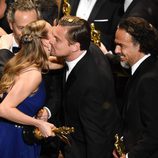 Brie Larson felicita a Leonardo DiCaprio por su Oscar 2016 a Mejor Actor