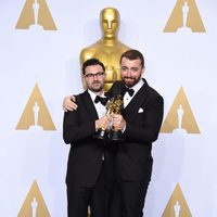 Jimmy Napes y Sam Smith posando con su Oscar 2016 a Mejor Canción