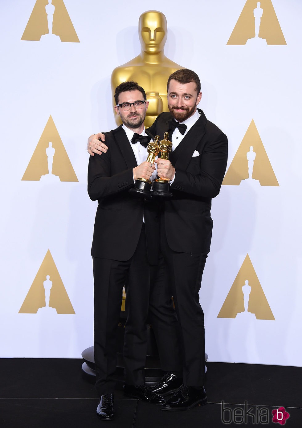 Jimmy Napes y Sam Smith posando con su Oscar 2016 a Mejor Canción