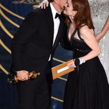 Julianne Moore felicita a Leonardo DiCaprio por su Oscar 2016 a Mejor Actor