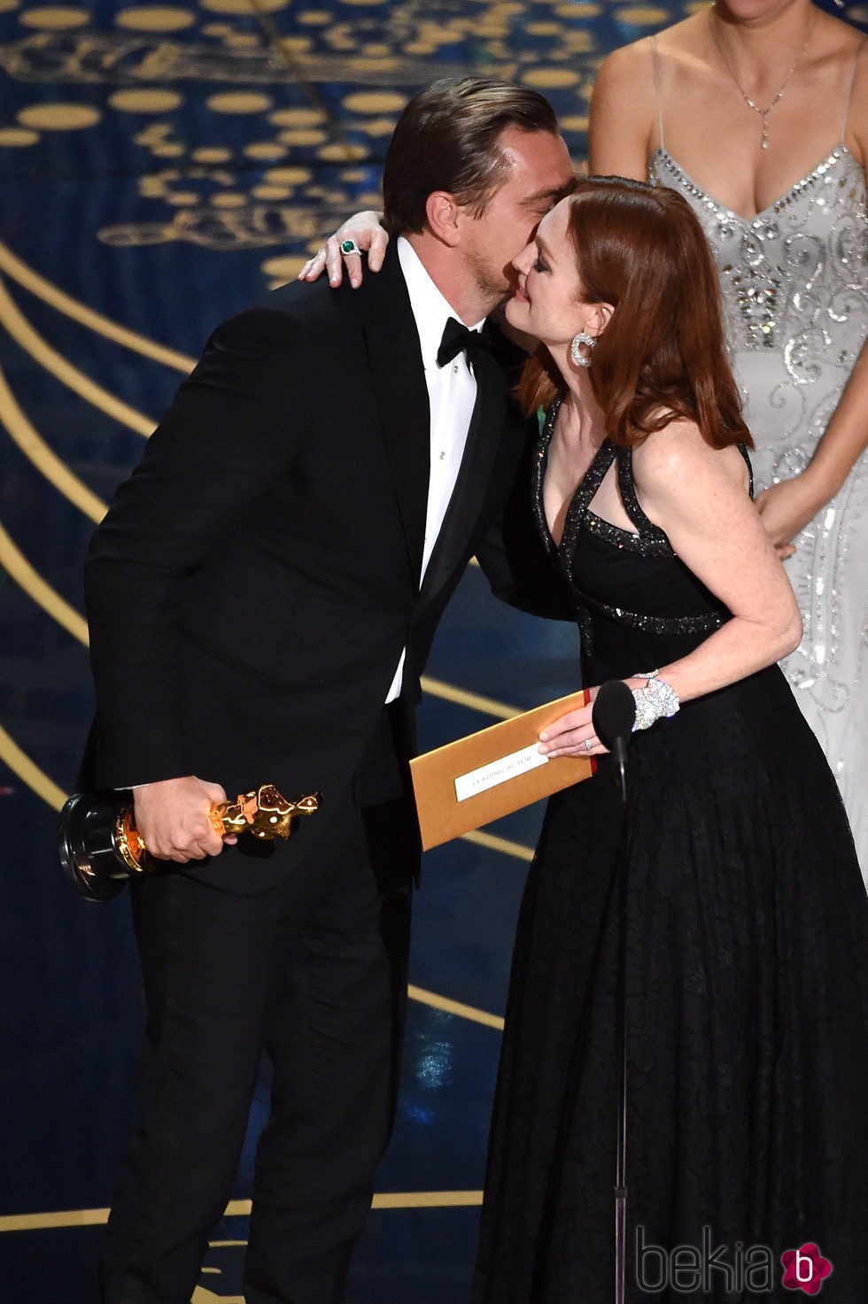 Julianne Moore felicita a Leonardo DiCaprio por su Oscar 2016 a Mejor Actor