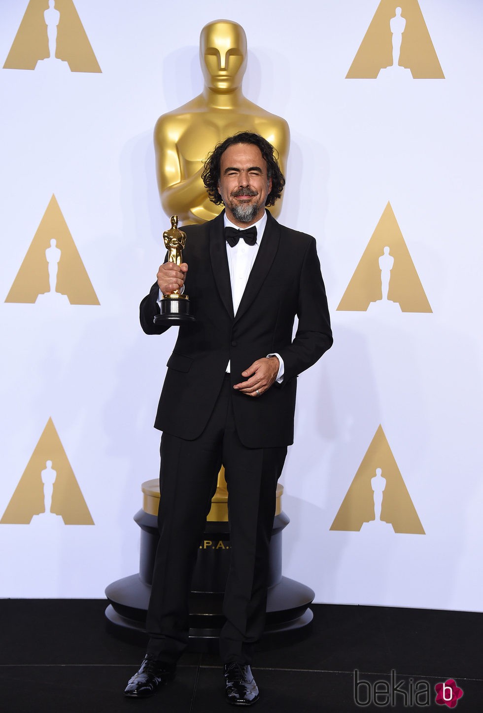 Alejandro González Iñárritu posando con su Oscar 2016 a Mejor Director