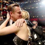 Kate Winslet felicita a Leonardo DiCaprio por su estatuilla en los Oscar 2016