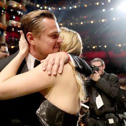 Kate Winslet felicita a Leonardo DiCaprio por su estatuilla en los Oscar 2016