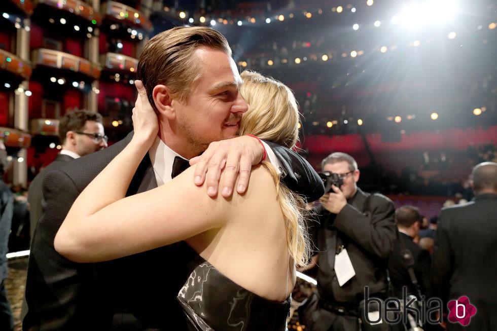 Kate Winslet felicita a Leonardo DiCaprio por su estatuilla en los Oscar 2016