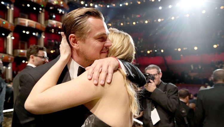 Kate Winslet felicita a Leonardo DiCaprio por su estatuilla en los Oscar 2016