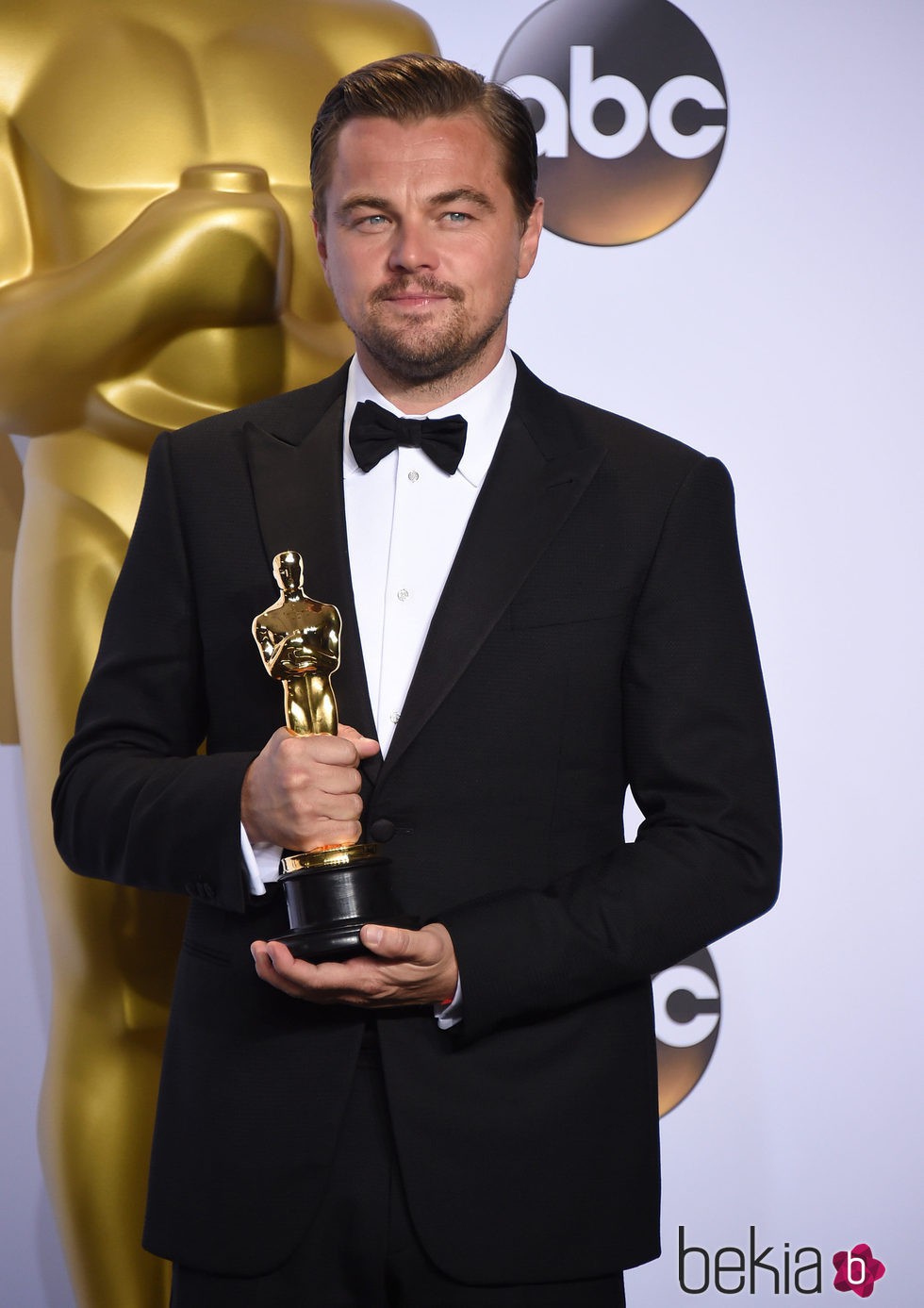 Leonardo DiCaprio posando con su Oscar 2016 a Mejor Actor