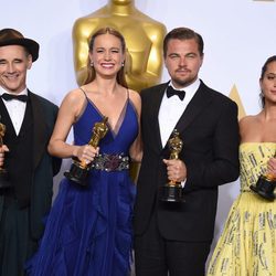 Mark Rylance, Leonardo DiCaprio, Alicia Vikander y Brie Larson posando juntos a sus estatuillas en los Oscar 2016