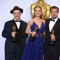 Mark Rylance, Leonardo DiCaprio, Alicia Vikander y Brie Larson posando juntos a sus estatuillas en los Oscar 2016