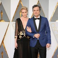 Mark Ruffalo y su esposa Sunrise Coigney en la alfombra roja de los Premios Oscar 2016