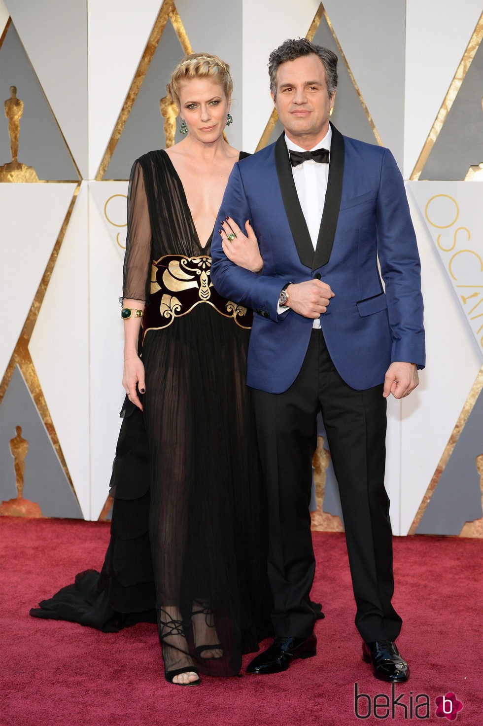 Mark Ruffalo y su esposa Sunrise Coigney en la alfombra roja de los Premios Oscar 2016