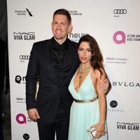 Steve Howey y Sarah Shahi en la fiesta de Elton John tras los Oscar 2016