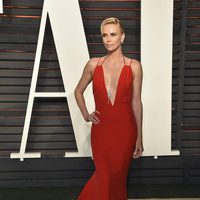 Charlize Theron en la fiesta de Vanity Fair tras los Oscar 2016