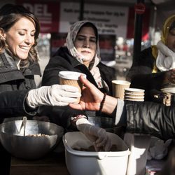 Marie de Dinamarca reparte sopa en un acto solidario