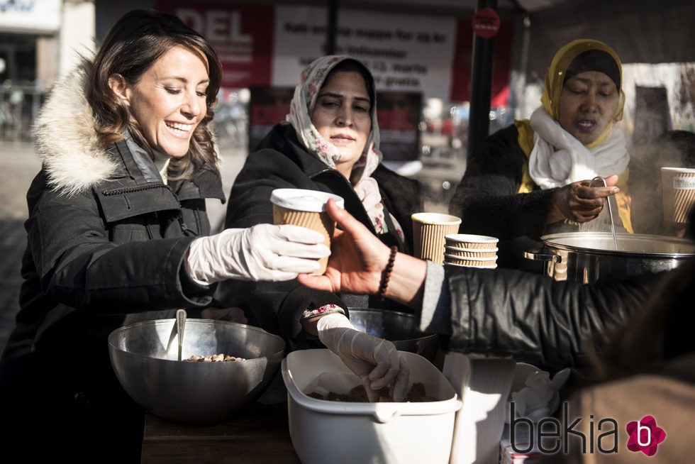 Marie de Dinamarca reparte sopa en un acto solidario