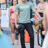 Zac Efron luce bíceps en el rodaje de 'Baywatch' 