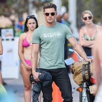 Zac Efron luce bíceps en el rodaje de 'Baywatch' 