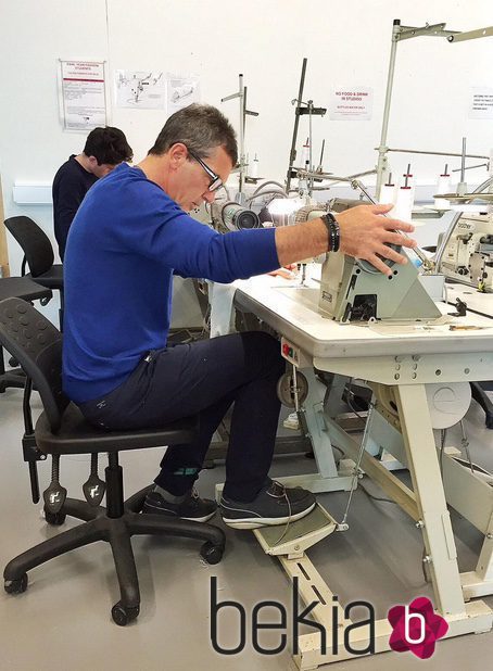 Antonio Banderas y su destreza con la máquina de coser