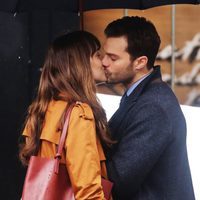 Jamie Dornan y Dakota Johnson besándose en el rodaje de 'Cincuenta sombras más oscuras'