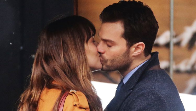 Jamie Dornan y Dakota Johnson besándose en el rodaje de 'Cincuenta sombras más oscuras'